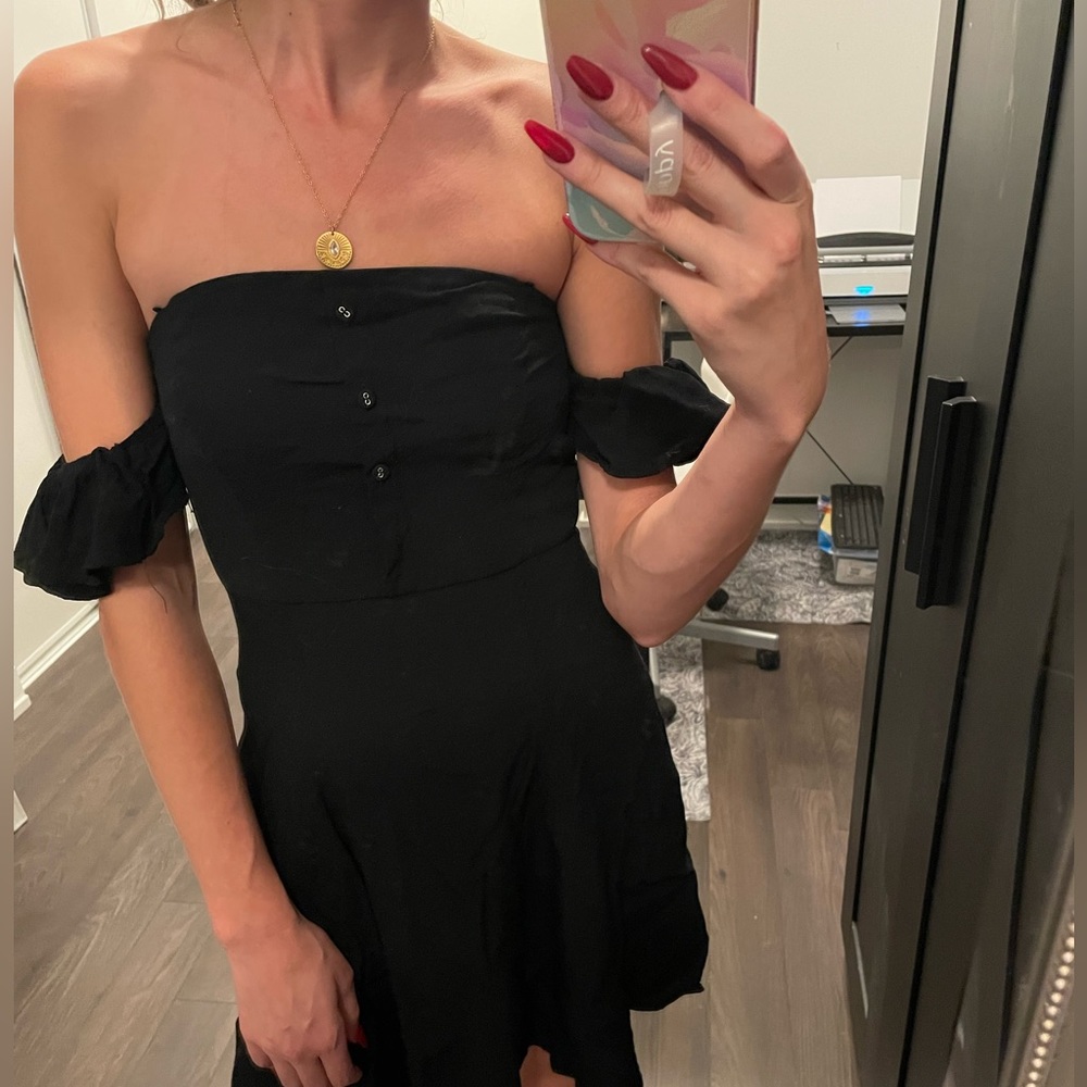 Elegant Black Flowy Dress with Frilly Off-Shoulder Sleeves - Timeless Glamour!